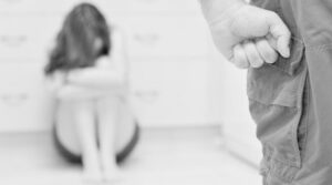 Pugno al volto della compagna che gli controllava il telefono: denunciato