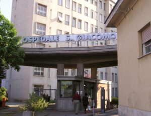 Ortopedia, pochi medici: il reparto sospende l’attività