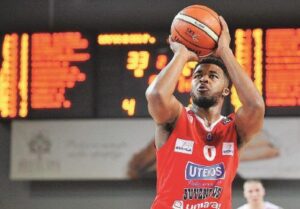 Bertram fatta con Kenny Gaines