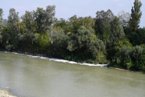 In piazza per il pianeta. E nel fiume gli scarichi…