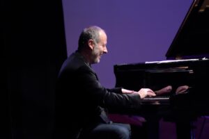 Fra memoria, stupore e un po’ di swing: Hengeller al pianoforte