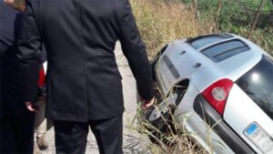Investe un cane ed esce di strada, non è grave