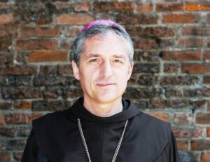 Niente messa, rosario via web e radio con il vescovo