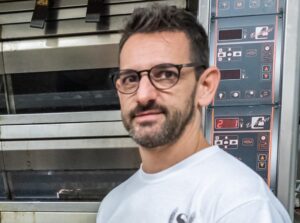 Il panettiere – coach porta la spesa a casa