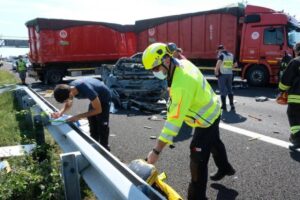 Tamponamento sulla A14: muore un 13enne di Pontecurone