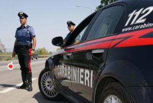Minaccia titolare gelateria, aggredisce i Carabinieri e fugge: arrestato 23enne