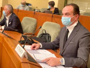 Scuole “dimezzate”,  stop ai centri commerciali nel weekend