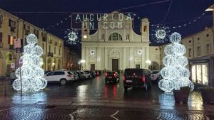 Le luci si accendono sulla città che rivive