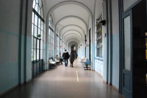 Servono letti, stop ai ricoveri no Covid non urgenti