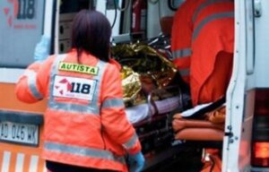Frontale nei pressi del casello autostradale, un ferito