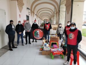 Azione Tortona porta i giocattoli per i bambini