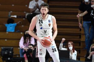 Spettacolo Bertram, batte Varese e fa tris