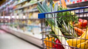 Commercio: il caro prezzi taglia la spesa alimentare