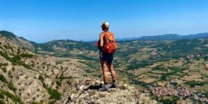 Andar per sentieri rende felici: ma qualcuno li deve mantenere