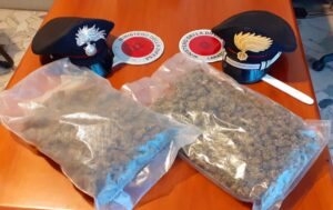Un kg di marijuana nascosto nel sottoscala, tre denunciati