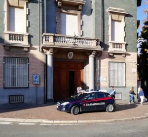 Pretende denaro e fioccano le minacce: la trappola scatta alla consegna dei soldi