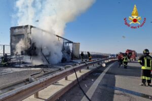 Camion in fiamme sull’A21, autostrada chiusa per lo spegnimento