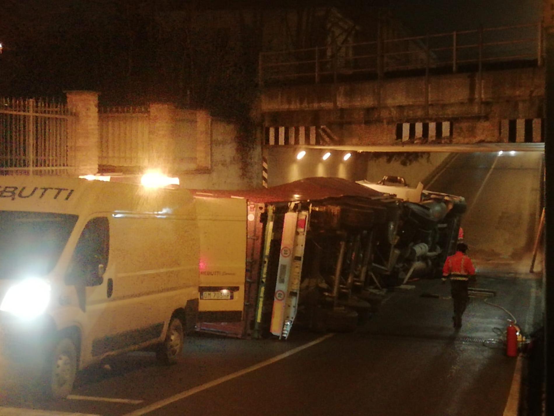 Camion centra ponte: interrotta la linea dei treni