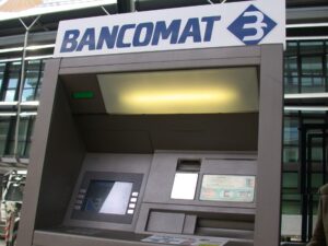 Un bancomat solo, spesso fuori servizio