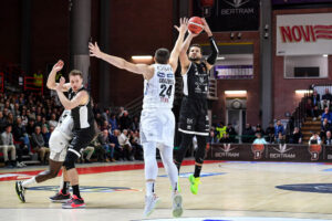 Lotta e brividi. Bertram supera Trento all’overtime