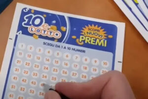 La dea bendata bacia Tortona: vinti seimila euro