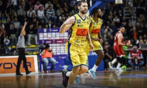 Bertram, assalto al playmaker Jānis Strēlnieks