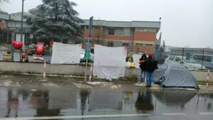 Mamma si accampa fuori dal ‘Centro Paolo VI’