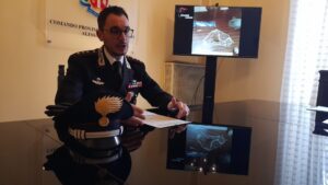 Il pusher vende droga in auto: arrestato dai Carabinieri