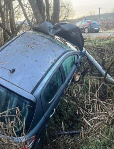 Viguzzolo, auto in un canale di scolo sulla Sp 120