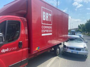 Via San Giovanni Bosco: tampona il furgone del corriere espresso