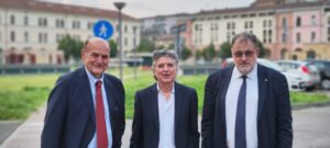 L’abbraccio dei tortonesi accoglie Pier Luigi Bersani