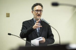 Riprende con don Paolo Padrini la rassegna “Il libro sul comodino”