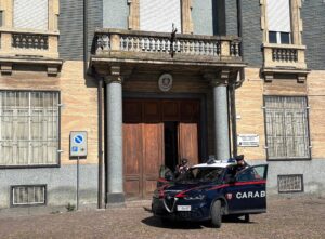Tortona, ruba superalcolici e aggredisce la vigilanza: arrestato