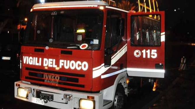 Tortona: vasto incendio in una cascina in strada per Sale