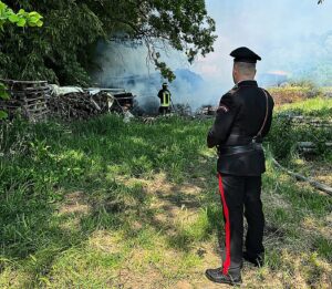 Incendio a un capanno: intervengono i Carabinieri