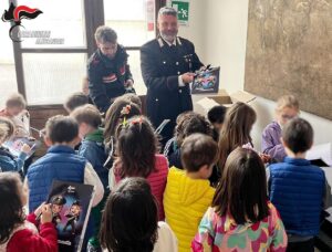 I Carabinieri accolgono gli alunni del ‘Santa Chiara’