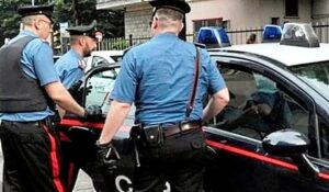 Chiamano i Carabinieri, poi li aggrediscono insieme: arrestati