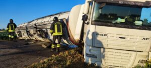 Piovera: cisterna ribaltata, strada chiusa per la rimozione