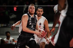 Quinta Bertram in volata, nel giorno del ritorno di Strautins