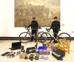 Furti a raffica nel centro di Tortona: arrestato un 18enne senza fissa dimora