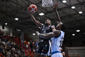 Sorride la Bertram. A Napoli si torna alla vittoria