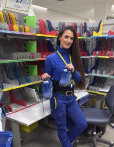 Alessandria: le scarpe dei portalettere diventano pavimenti antitrauma per bambini