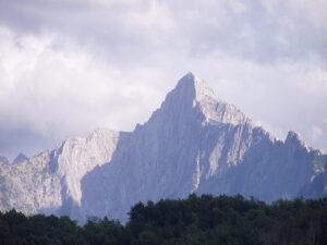 Tortonese di 28 anni travolto da una scarica di sassi sulle Apuane