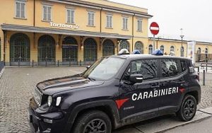 Tortona, minaccia di togliersi la vita sui binari: carabiniere fuori servizio riesce a salvarlo
