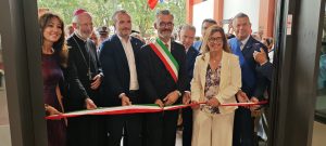 La scuola ‘Salvo d’Acquisto’ riapre dopo sette anni fra gli applausi